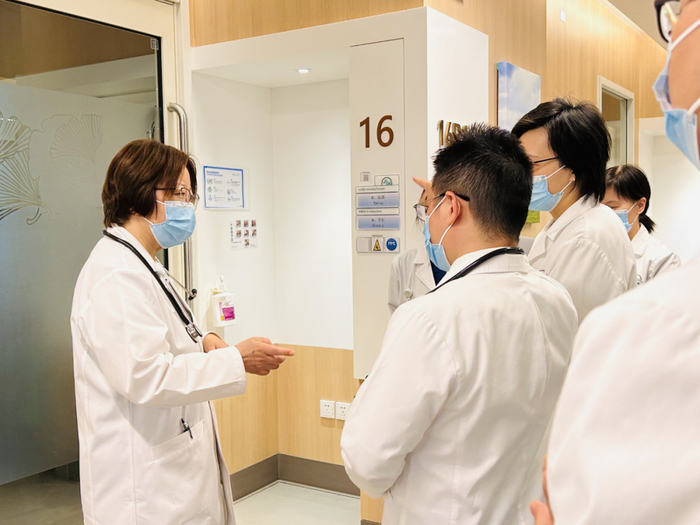 李华主任与团队讨论工作/图片由受访者提供