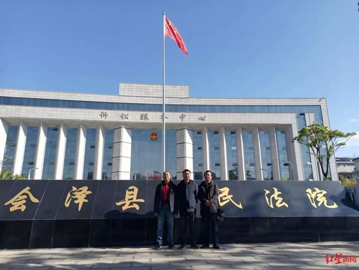 4月6日，案件开庭前受害者家属在法院前留影