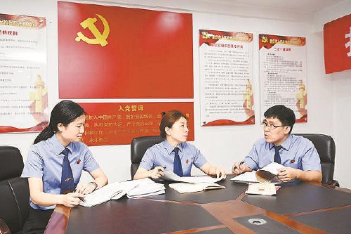 重庆市检察院第五分院干警研讨该案资金流向。　资料图片 