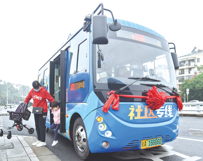     “地铁快巴”为市民提供便捷舒适、绿色环保的高品质出行服务。    本报记者黄红锦 摄