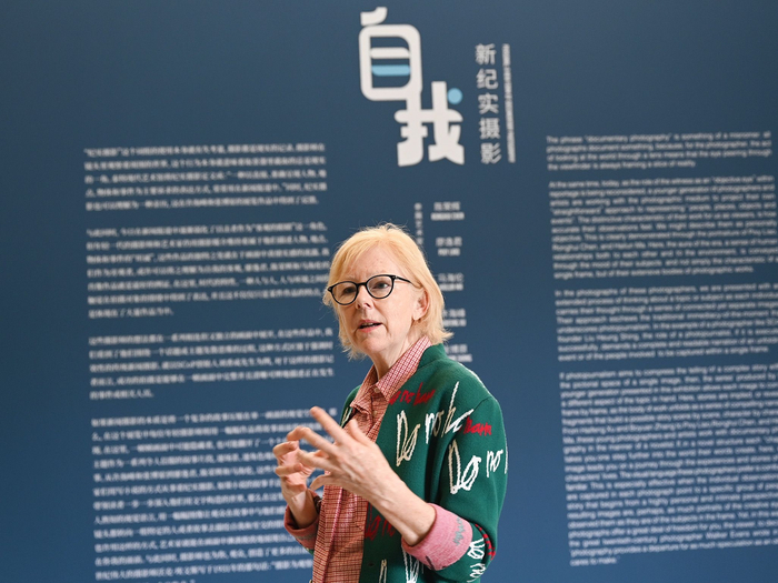 “自我：新纪实摄影”，展览现场。策展人凯伦·史密斯正在做展览介绍。澎湃新闻记者 吴栋 图
