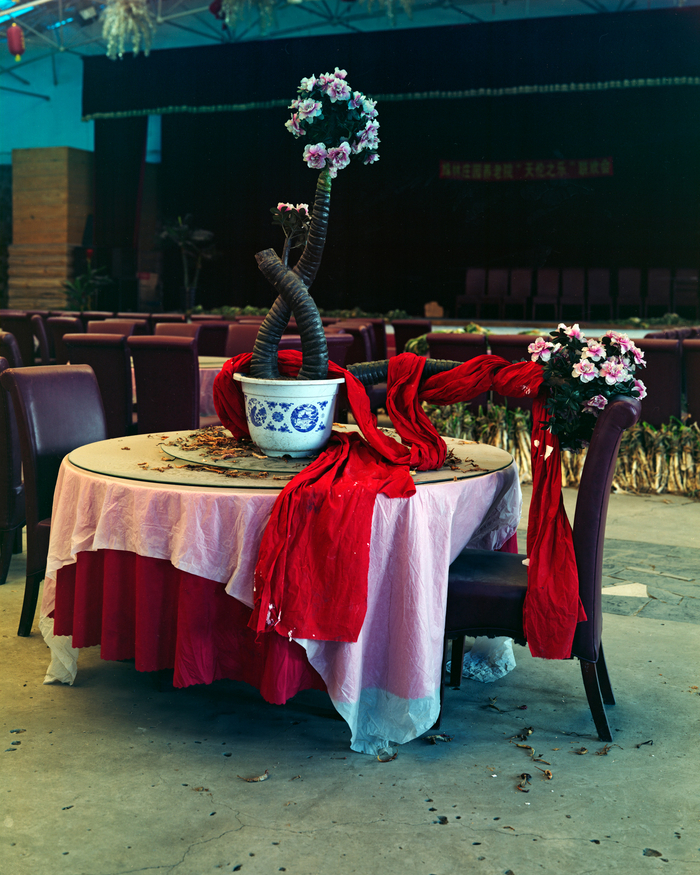 塑料花，双鸭山，2018。选自系列《空城计》©陈荣辉 图片由摄影师与Cadence画廊提供