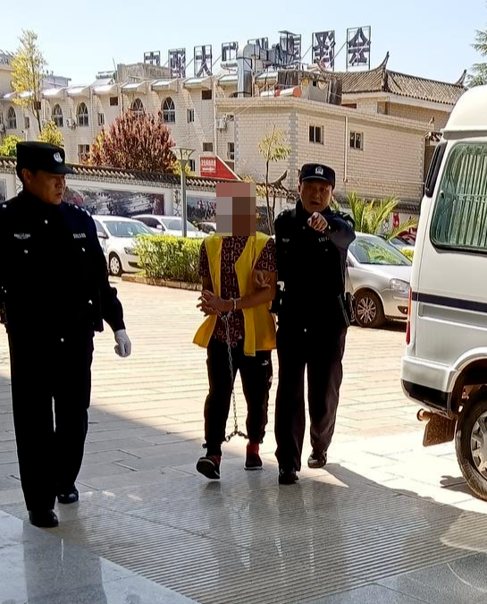 4月6日，李柱友被押解往法庭受审