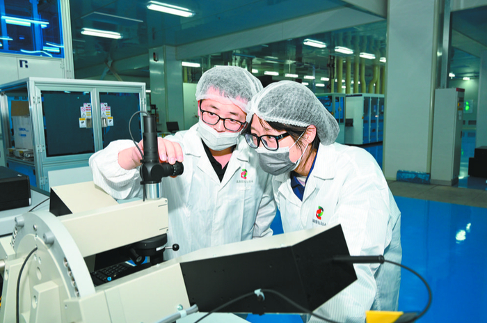 黄河公司西宁分公司职工正在进行电池片氮化硅膜厚测试。通讯员 李龙 摄