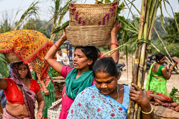 当地时间2022年10月29日，印度新德里的一个市场，人们在购物。图/视觉中国