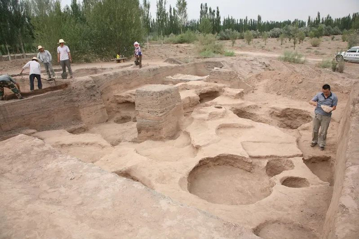 　▲黑水国遗址考古。（图片来源：张掖市旅游局）