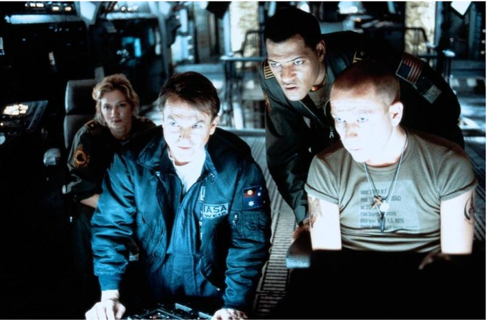 严格地说，本片的主角不是人类，而是科学实验船“撕裂地平线”号， 那么接下来电影里所有人遭遇的一切幻象