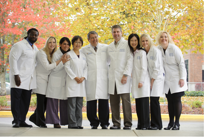 李华主任和美国的团队在一起/图片由受访者提供