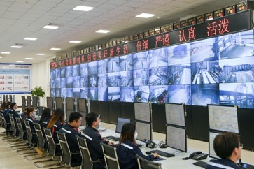 合盛硅业吐鲁番鄯善工业园区生产人员进行生产监控操作。周广科摄