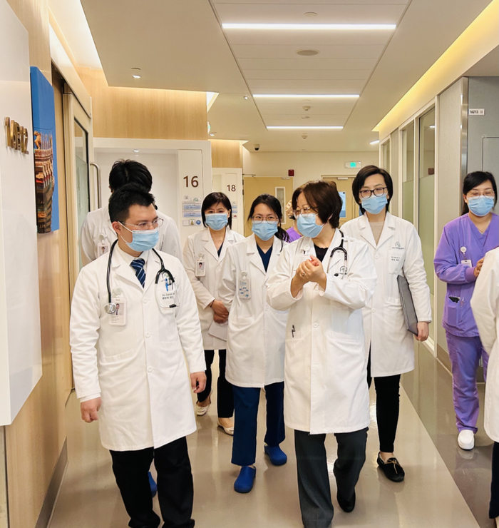 李华主任与嘉会国际医院的团队讨论工作/图片由受访者提供