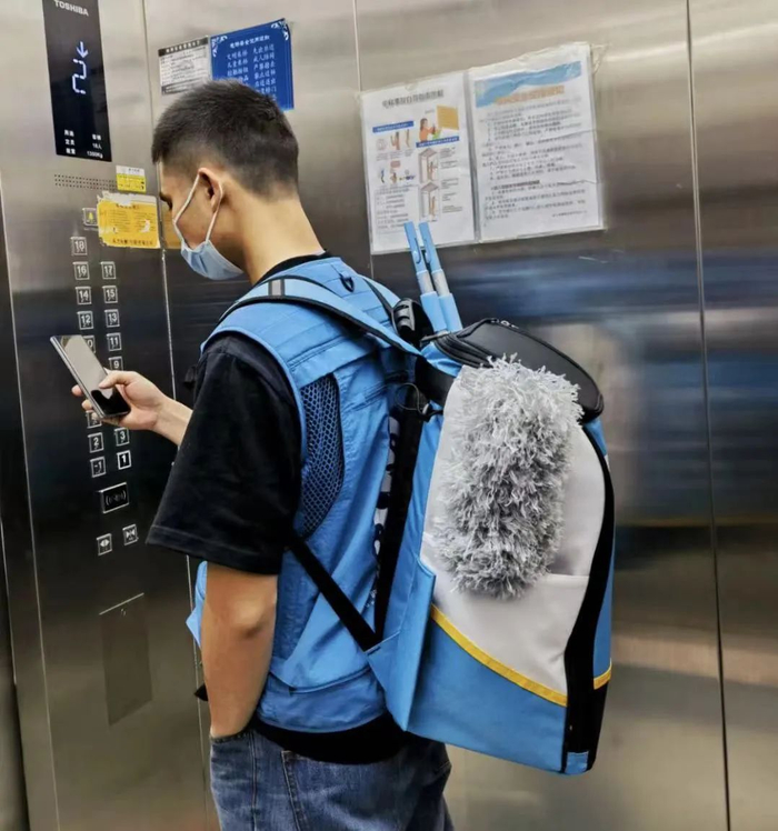 ▲每天外出工作时，张海的包里都装满了各种专业清洁工具。受访者供图