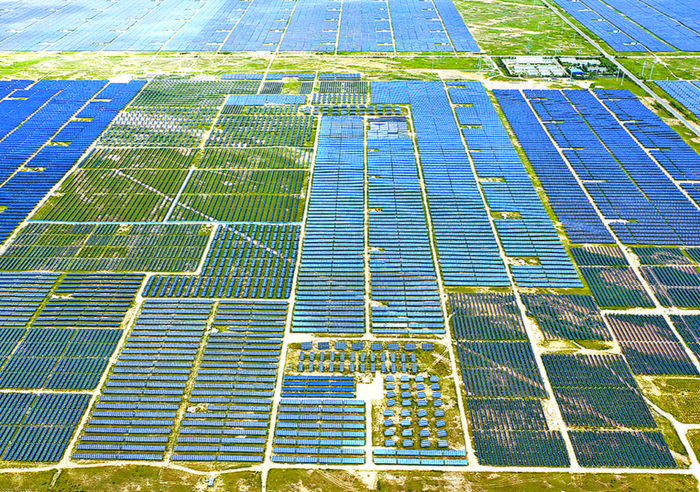 黄河公司百兆瓦太阳能发电实证基地。