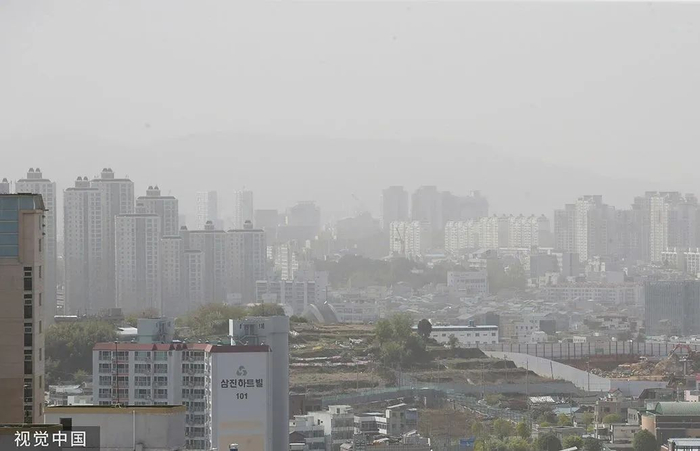 当地时间2023年4月12日下午，韩国光州，随着浓重的沙尘袭击全国，市中心呈现一片灰蒙蒙的景象。