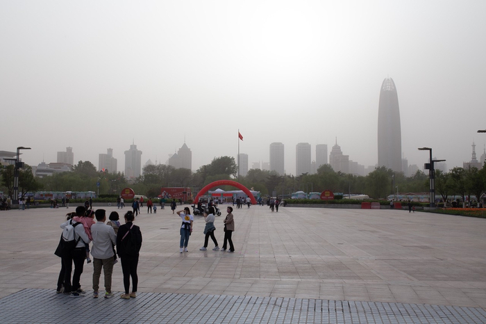 2023年4月12日，山东济南泉城广场，济南连续沙尘天气，泉城广场傍晚昏黄。IC 图