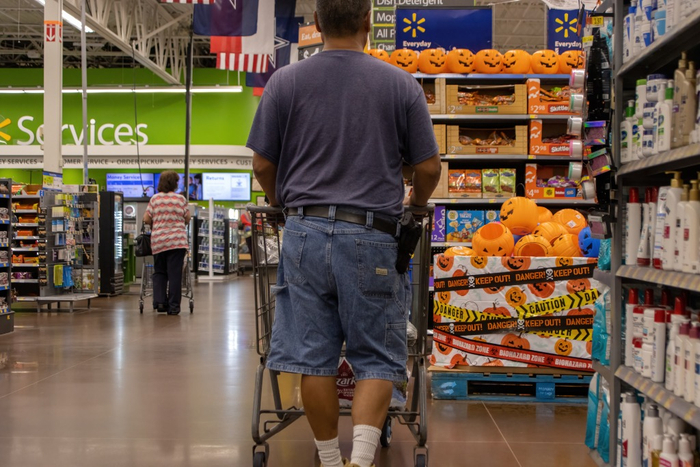 　　2022年8月31日，在美国得克萨斯州普莱诺市，一名男子随身携带枪支逛超市。新华社发（金新摄）