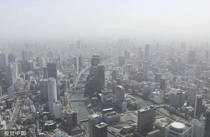 当地时间2023年4月13日，日本大阪能见度很低。