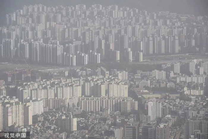 当地时间2023年4月12日，韩国首尔，建筑物被沙尘笼罩。