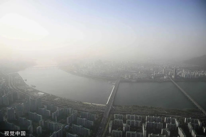 当地时间2023年4月12日，韩国首尔，汉江两岸的建筑物被沙尘笼罩。