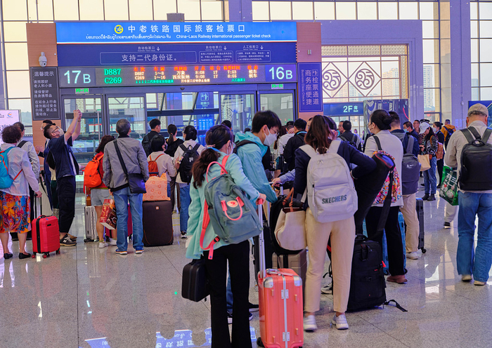 4月13日，昆明南站，旅客们在中老铁路国际旅客检票口排队等候。视觉中国 图