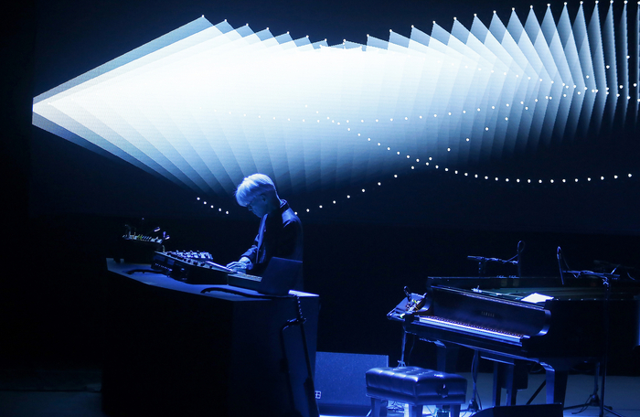 当地时间2018年6月20日，英国伦敦，坂本龙一在巴比肯中心表演。