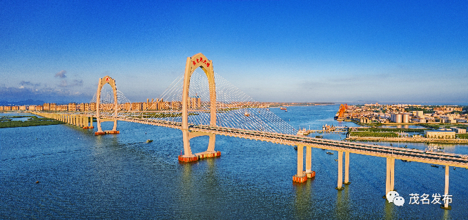 广东滨海旅游公路茂名段率先建成通车，线路经过水东湾大桥。