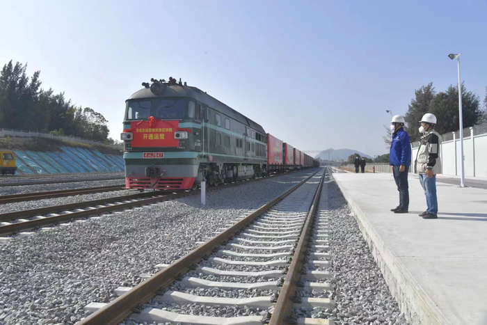 茂名东站至博贺港区铁路（简称博贺港铁路）建成开通。