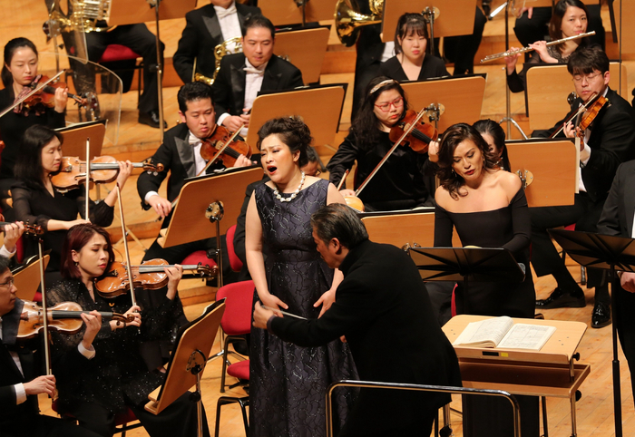 于冠群全程背谱演唱。