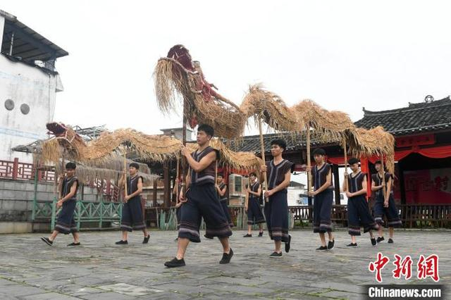 广西罗城仫佬族民众舞草龙展示特色民俗