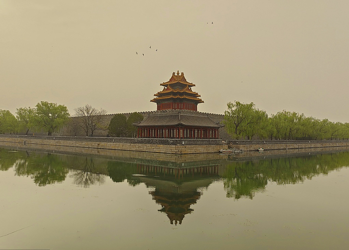 2023年4月13日，北京，沙尘天气中，故宫角楼。视觉中国 图