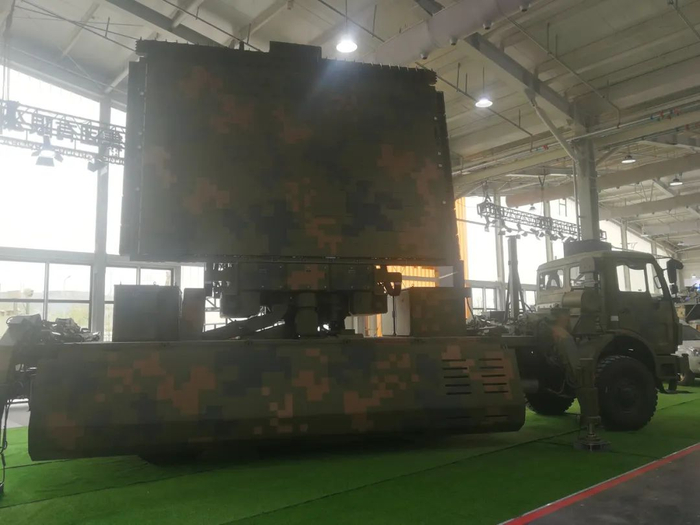 展开状态的YLC-16型雷达