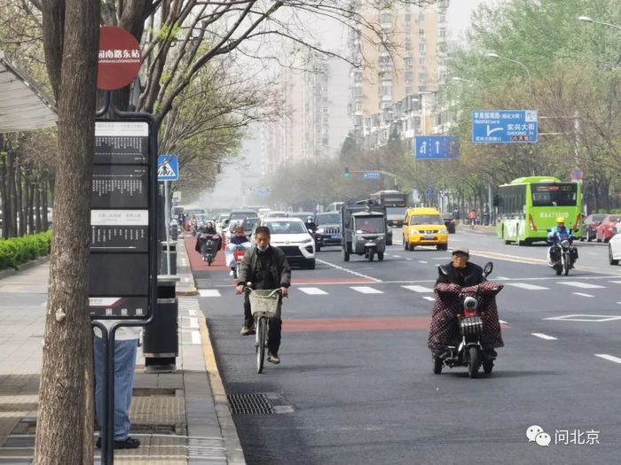 左侧停车位可以起到隔离作用/夏末 摄