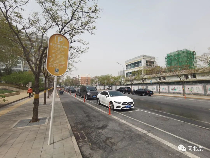 升级调整后的“嵌入式”车位/夏末 摄