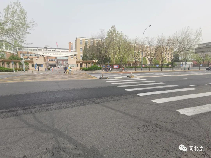 左侧停车位涉及路段/夏末 摄