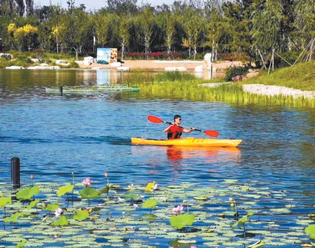 游客在公园湖上体验皮划艇项目。张正晔摄