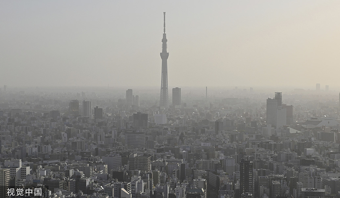 当地时间2023年4月13日，日本东京的能见度很低。
