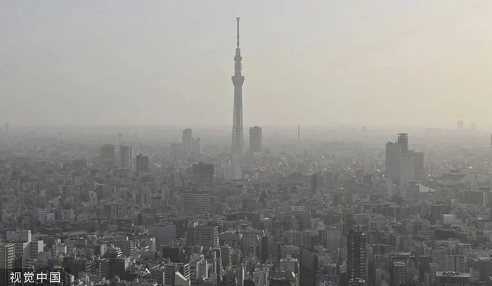 当地时间2023年4月13日，日本东京的能见度很低。