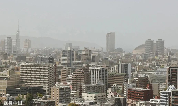 当地时间2023年4月12日，日本福冈市，天空朦胧一片，被沙尘笼罩。