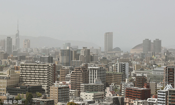 当地时间2023年4月12日，日本福冈市，天空朦胧一片，被沙尘笼罩。