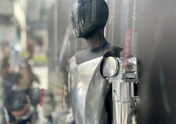 ▲2022年11月17日，特斯拉人形机器人（Tesla Bot）深圳展出。图/视觉中国