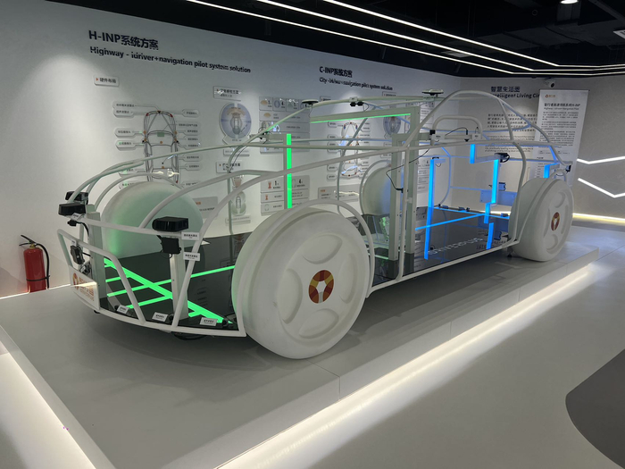智行者展厅里的汽车“骨架”展示着高速领航系统。夏骅 摄