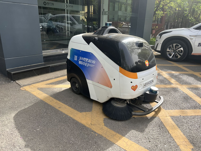 园区里的“蜗小白”清洁无人车。夏骅 摄