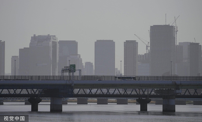当地时间2023年4月13日，日本大阪，沙尘笼罩着城市。