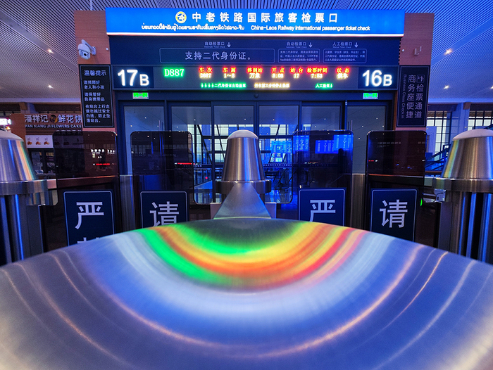 这是4月13日拍摄的昆明南站的检票口。新华社 图