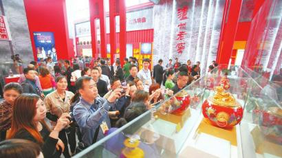 探展酒博会，共品美酒佳酿。