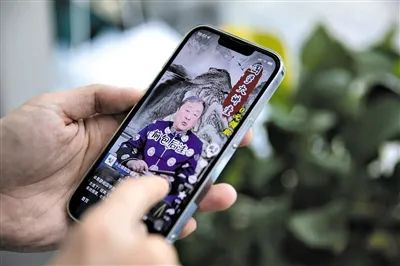 一名网友正在浏览线上国学培训推广短视频。王江环 摄