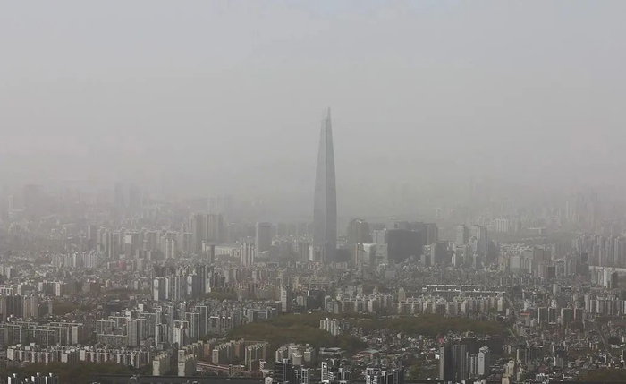 当地时间2023年4月12日，韩国京畿道南汉山，城市上空灰蒙蒙。