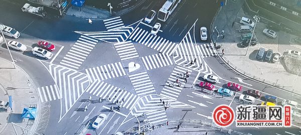 图为经开万达十字路口的多元爱心斑马线。（全媒体记者彭芳摄）