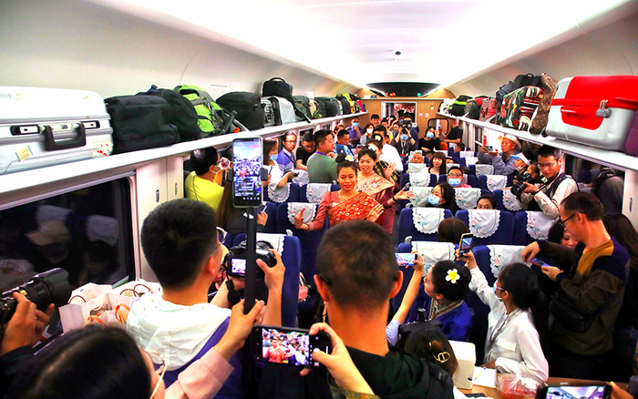 4月13日，D887次列车发车，一路笑语，欢乐前行！ 铁道视界微博 图