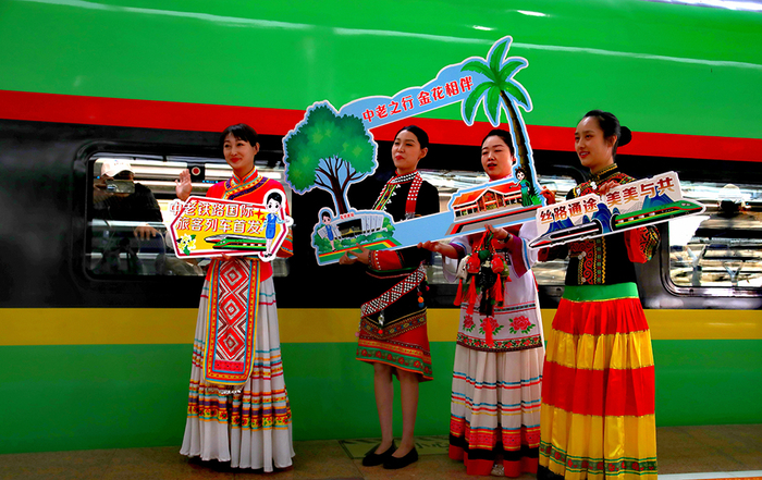 4月13日，昆明南站，中老铁路国际旅客列车开行，工作人员身穿少数民族服饰欢迎旅客乘车。铁道视界微博 图