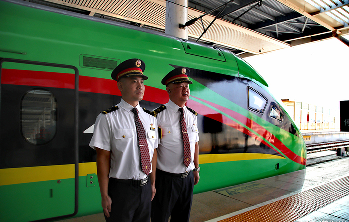 4月13日，昆明南站，D887次列车在昆明南站整装待发。铁道视界微博 图